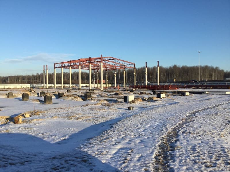 Монтаж металлокаркасного здания на строительной площадке